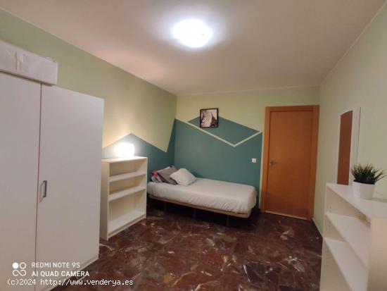  Alquiler de habitaciones en apartamento de 5 dormitorios en Parque De Roma - ZARAGOZA 