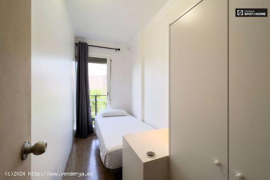  Alquiler de habitaciones en piso de 6 habitaciones en Sants - BARCELONA 