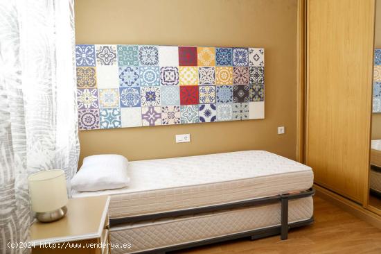  Alquiler de habitaciones en piso de 3 habitaciones en alquiler el centro de Granada - GRANADA 