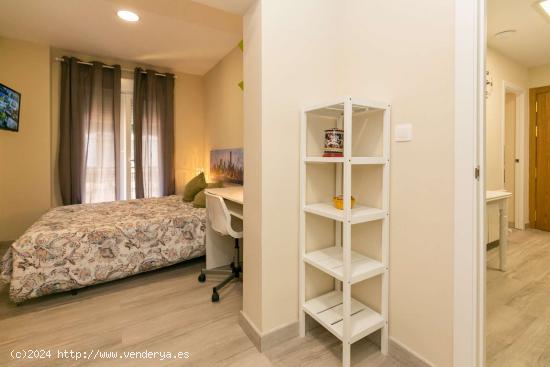  Alquiler de habitaciones en apartamento de 3 habitaciones en Catedral - GRANADA 