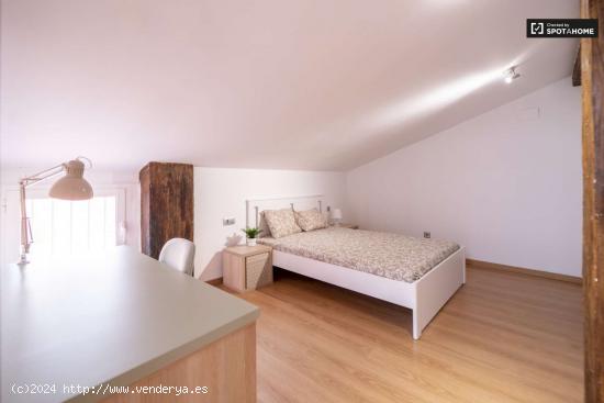  Se alquila habitación en piso de 3 habitaciones en Godella, Valencia - VALENCIA 