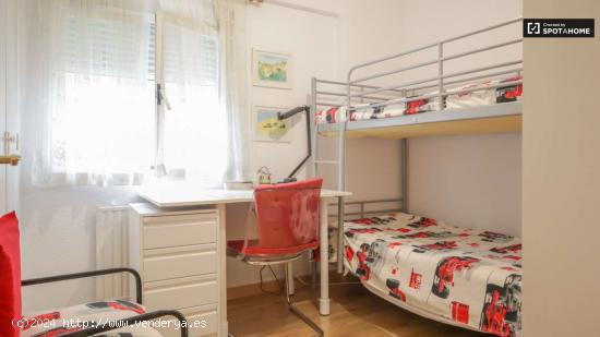  Se alquila habitación en piso de 4 habitaciones en Manoteras, Madrid - MADRID 