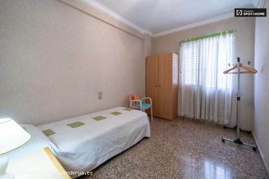  Se alquila habitación en piso de 2 dormitorios en Valencia - VALENCIA 