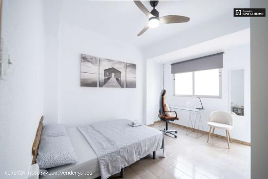  Se alquila habitación en piso de 6 habitaciones en Nou Moles, Valencia - VALENCIA 