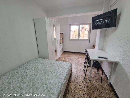  Se alquila habitación en apartamento de 4 dormitorios en Delicias - ZARAGOZA 
