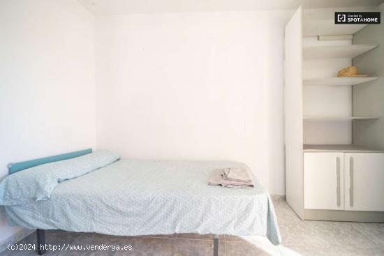  Se alquila habitación en piso de 5 habitaciones en La Malva-Rosa - VALENCIA 
