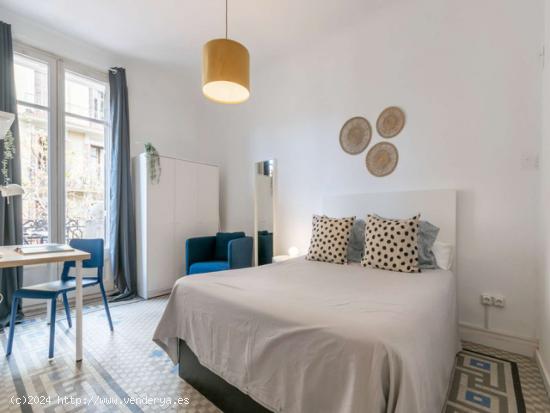  Se alquila habitación en piso de 8 habitaciones en Vila de Gràcia - BARCELONA 