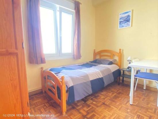  Se alquila habitación en piso de 4 habitaciones en Pamplona - NAVARRA 