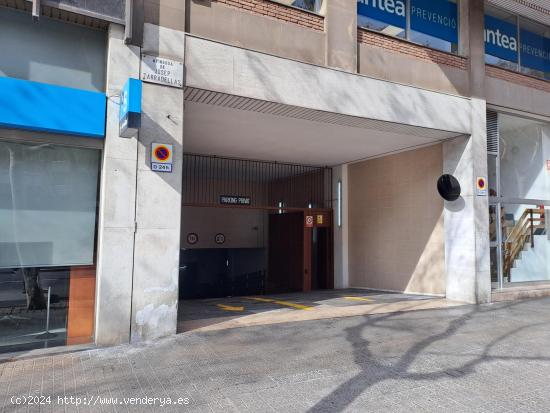 ¡Excelente Oportunidad de Inversión! 3 Plazas de Parking en la Calle Entenza/Josep Tarradellas - B 