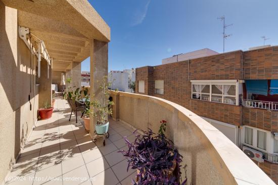 Ático en esquina con terraza soleada en el corazón de Torrevieja - ALICANTE 