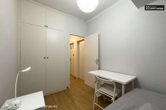  Alquiler de habitaciones en piso de 3 habitaciones en El Camp De L'Arpa Del Clot - BARCELONA 