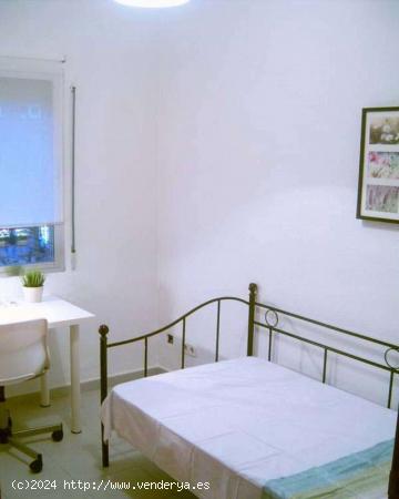  Amplia habitación con estanterías en un apartamento de 3 dormitorios, Carabanchel - MADRID 