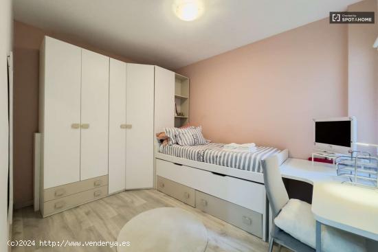  Alquiler de habitaciones en piso de 4 habitaciones en El Camp De L'Arpa Del Clot - BARCELONA 