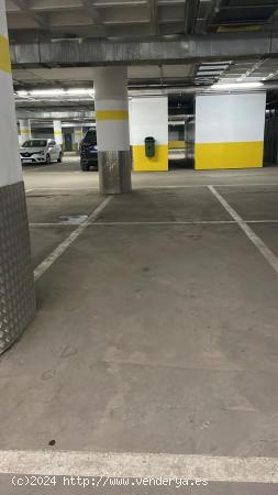  Plaza de aparcamiento en el principal parking de Sierra Nevada en la plaza de Andalucia - GRANADA 