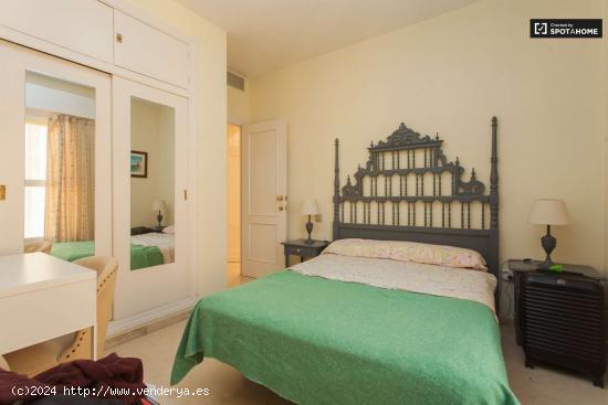  Habitación con baño en un apartamento de 3 dormitorios en María Luisa - SEVILLA 