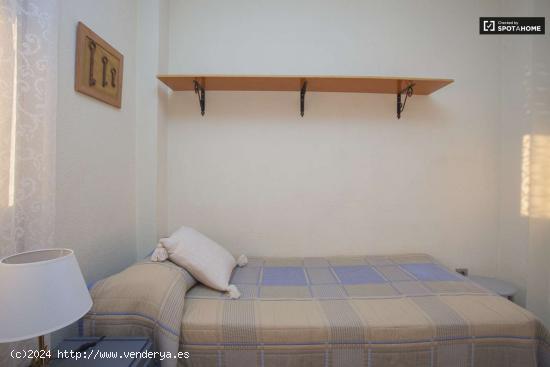  Habitación amueblada en apartamento de 3 dormitorios en María Luisa - SEVILLA 