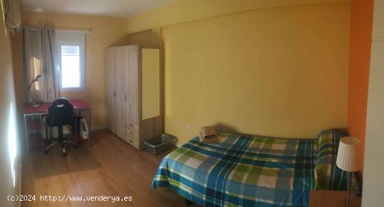  Acogedora habitación con aire acondicionado en un apartamento de 4 dormitorios, Triana - SEVILLA 