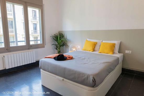  Se alquila habitación en piso de 7 habitaciones en Barcelona - BARCELONA 