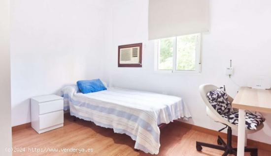  Se alquila habitación en piso de 3 habitaciones en Sevilla - SEVILLA 