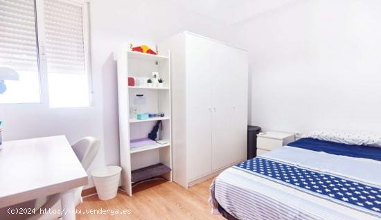  Se alquila habitación en piso de 3 habitaciones en Sevilla - SEVILLA 
