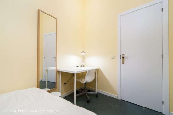  ¡Habitaciones en alquiler en un piso de 10 habitaciones en Madrid! - MADRID 