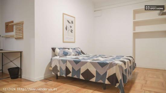  Se alquila habitación en piso de 18 habitaciones en Madrid - MADRID 