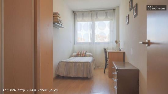  Se alquilan habitaciones en piso de 3 habitaciones en Valdeacederas - MADRID 