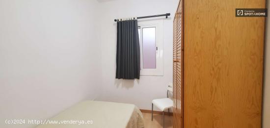  Se alquilan habitaciones en piso de 4 habitaciones en El Guinardo - BARCELONA 