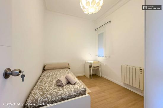  Se alquila habitación en piso compartido de 3 habitaciones en Eixample, Barcelona - BARCELONA 