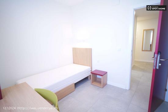  Habitación en apartamento de 3 habitaciones en Cartuja- Media pensión incluida - SEVILLA 