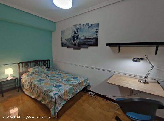  Alquiler de habitaciones en apartamento de 5 habitaciones en Casco Histórico - MADRID 