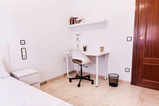  Se alquila habitación en piso de 4 dormitorios en Los Remedios, Sevilla - SEVILLA 