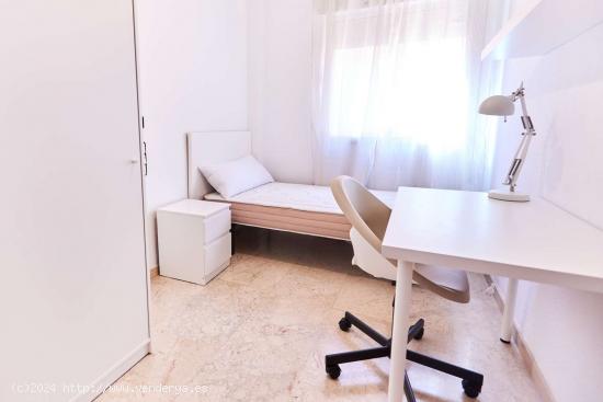  Se alquila habitación en piso de 4 dormitorios en Los Remedios, Sevilla - SEVILLA 