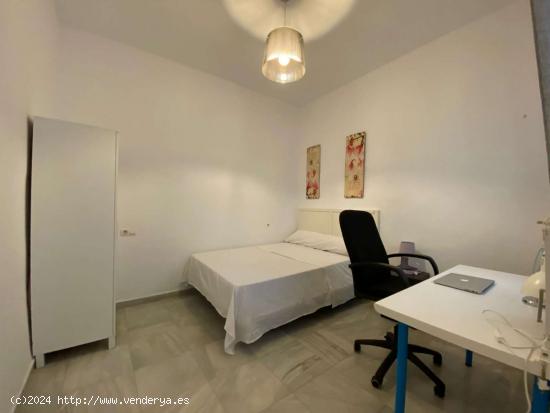  Dormitorio en apartamento de 3 habitaciones en Sevilla - SEVILLA 