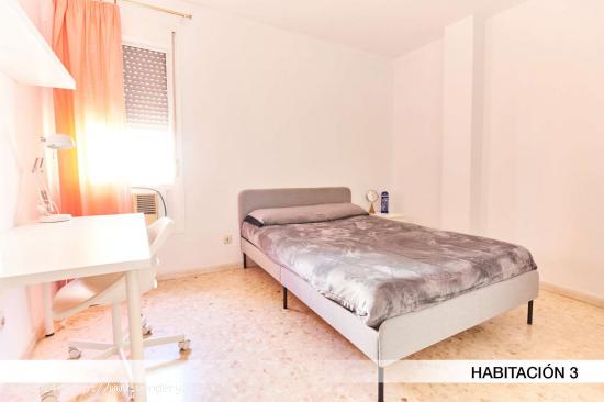 Se alquila habitación en piso de 5 habitaciones en Sevilla - SEVILLA 
