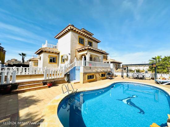  Villa independiente con piscina privada en Villamartin Golf - ALICANTE 