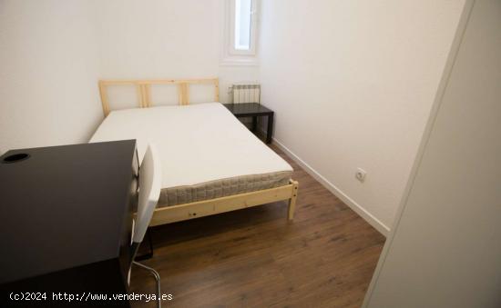  Se alquila habitación amueblada en apartamento de 10 habitaciones en Centro - MADRID 