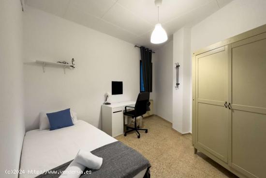  ¡Habitaciones en alquiler en un apartamento de 7 habitaciones en Barcelona! - BARCELONA 
