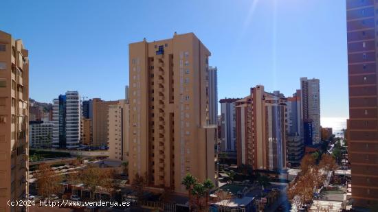  Apartamento con 2 dormitorios, terraza acristalada y vistas al mar en zona Levante. - ALICANTE 