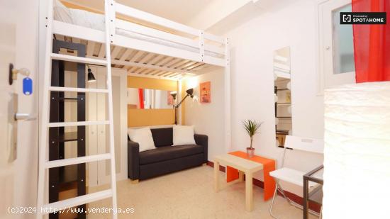  Colorida habitación en alquiler en un apartamento de 4 dormitorios en L'Eixample - BARCELONA 