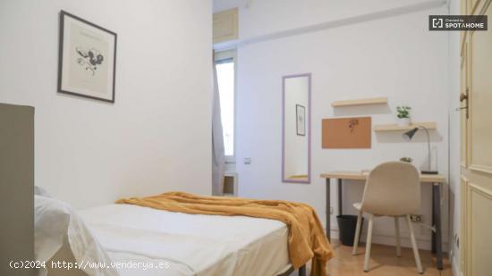  Se alquila habitación en piso de 18 habitaciones en Madrid - MADRID 