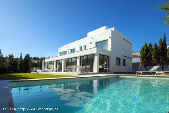 Villa de 5 dormitorios y 6 baños completamente renovada en Nueva Andalucía, Marbella - MALAGA 