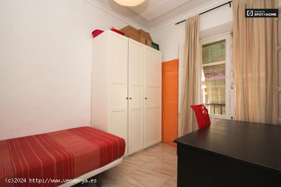  Habitación amueblada con escritorio en piso de 3 habitaciones - GRANADA 