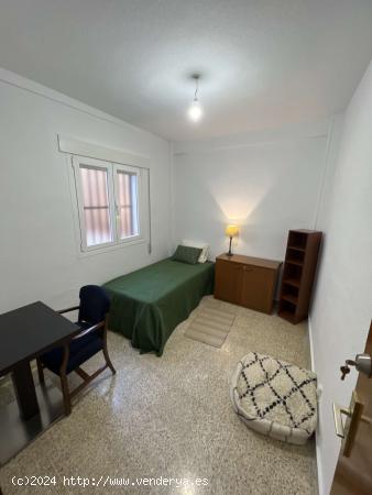  Habitación en piso compartido en Granada - GRANADA 