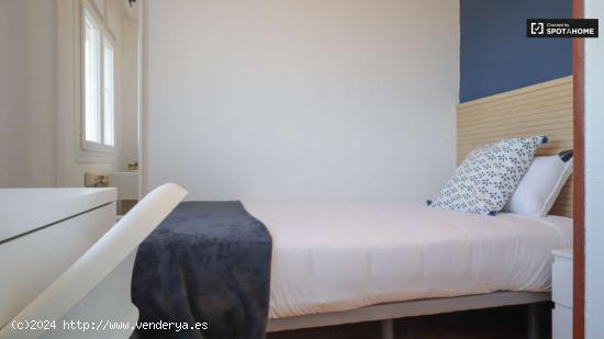  Se alquila habitación en piso de 4 dormitorios en La Paz - MADRID 