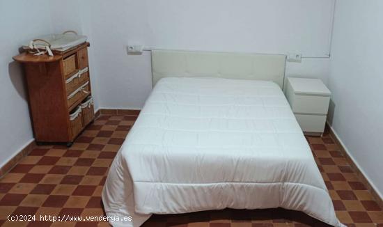  Se alquila habitación en piso de 6 habitaciones en Xàtiva - VALENCIA 