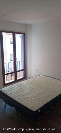  Se alquila habitación en piso de 6 habitaciones en Xàtiva - VALENCIA 