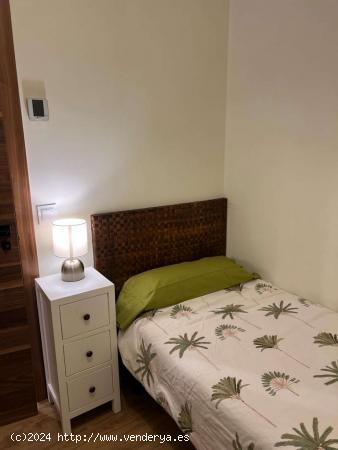  Se alquila habitación en piso de 3 habitaciones en La Petxina - VALENCIA 