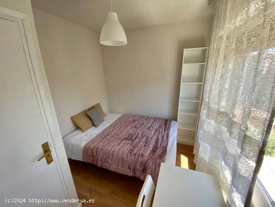  Se alquila habitación en piso de 6 habitaciones en El Pilar - MADRID 