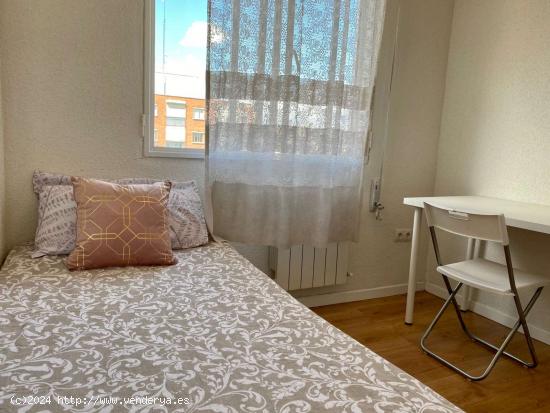  Se alquila habitación en piso de 6 habitaciones en El Pilar - MADRID 